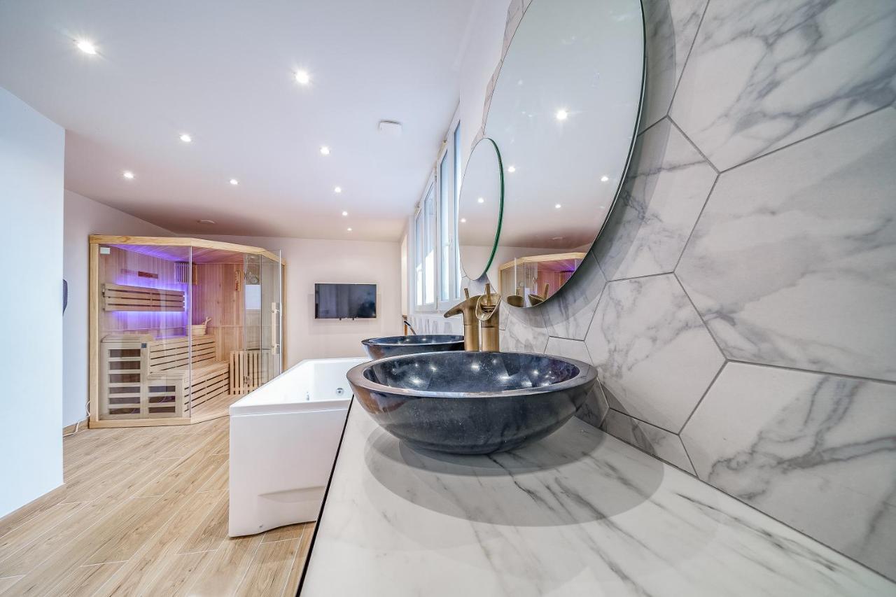L'Evasion - Sauna Jacuzzi Cinema Tours Bagian luar foto